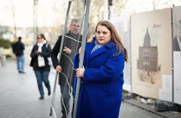 Száznégy napja van kitiltva a Parlamentből egy momentumos képviselő