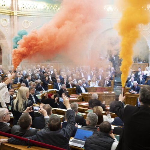 DBOGI20250318026-scaled „Ma olyan dolog történt, ami az elmúlt 35 év magyar demokráciájában sosem” – kitiltották a Momentum füstbombázó képviselőit az Országgyűlésből